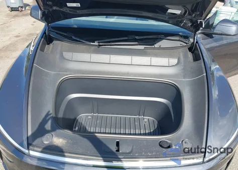 2026 Tesla Model Y Long Range Dual Motor All-Wheel Drive/Long Range Launch Series z USA, uszkodzony, nr VIN 7SAYGDEE1TA386153